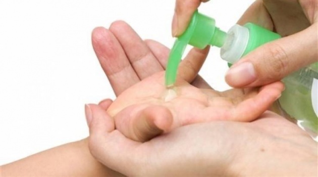 لهذا السبب.. ضع المطهرات بعيداً عن متناول الأطفال