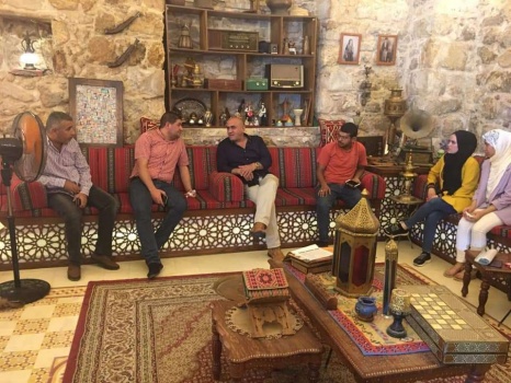 محافظ جنين يشيد بجهود الحثناوي لترسيخه جزء مهم من التاريخ الفلسطيني داخل"بيت زمان"
