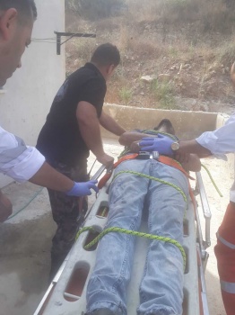 الدفاع المدني يخلي شاب سقط في بئر قيد الإنشاء في جنين