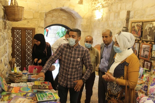 جنين: إفتتاح معرض الكتاب "نورٌ على نورٍ" في متحف بيت زمان