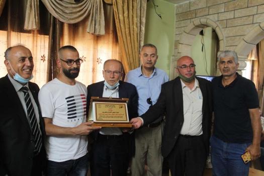 جنين:رئيس هيئة شؤون الأسرى والمحررين ونادي الأسير ونائب المحافظ يكرمون ثلاثة أسرى محررين من المحافظة