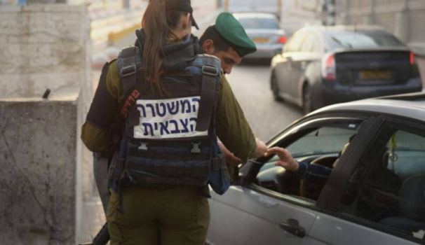 اسرائيل تنفي السماح بدخول الفلسطينيين بسياراتهم ودون تصاريح