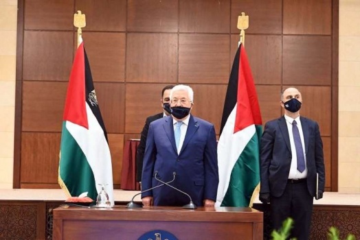 الرئيس يصدر قرارا بقانون يحظر على الموظف العام تلقي أية مكافآت