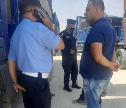 فيديو| الأردن: ضبط سائق أخرج ساقه من النافذة أثناء القيادة