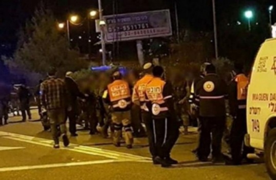 إصابة شاب من الخليل عقب تعرضه للطعن على يد مستوطنين بالداخل المحتل