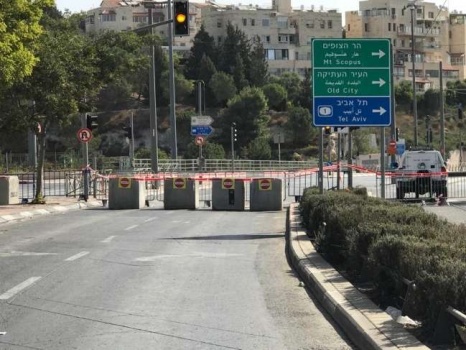 الاحتلال يعزل القدس ويقطع أوصالها