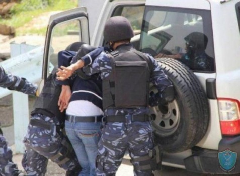 الشرطة تقبض على مطلوب صادر بحقه17مذكرة قضائية بمبلغ تسعمائة ألف شيكل في قلقيلية