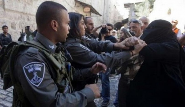 الاحتلال يعتقل سيدة وشابا من القدس بعد التنكيل بهما