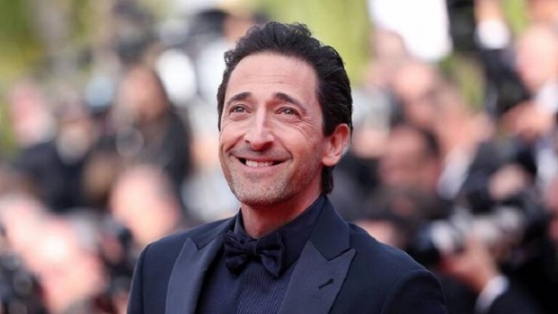 ممثل أمريكي شهير يشيد باللقاح الروسي المضاد لكورونا بعد تجربته