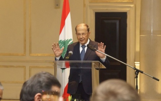 شاهد: الرئيس اللبناني يرد على سؤال احدى الصحفيات "رايحين على جهنّم"