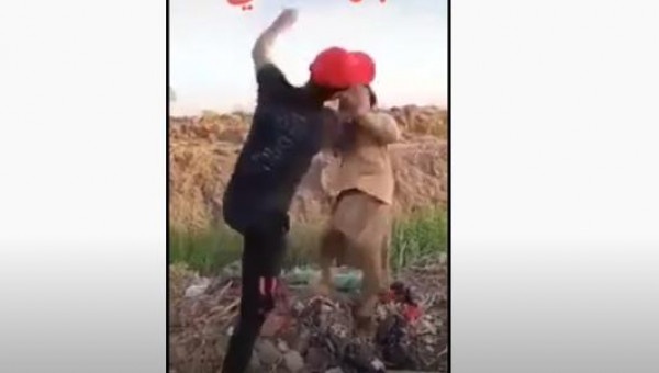 شاهد: شباب يتنمرون على رجل مسن ويلقون به في مجرى للصرف الصحي