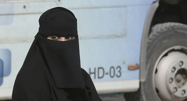 رد فعل سعودية على زواج زوجها من امرأة ثانية يشعل 'تويتر'.. فيديو