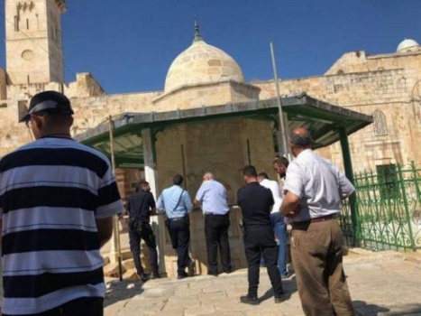 الاحتلال يبعد أربعة موظفي أوقاف عن المسجد الأقصى