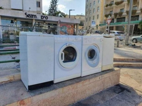 مستوطنون يسخرون من نتنياهو بوضع غسالات قرب منزله بعد فضيحة "الغسيل الوسخ"