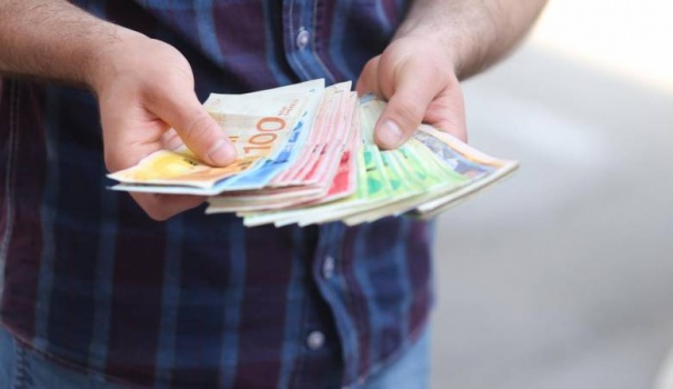 تفاصيل صرف 700 شيكل لـ68 ألف عامل