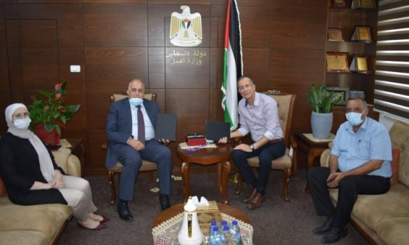 وزير العمل يوقع اتفاقية تهدف إلى تحصيل حقوق العمال الفلسطينيين في الداخل