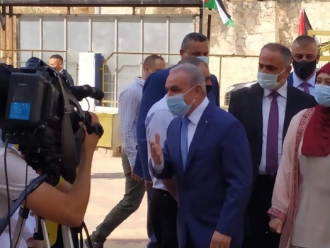 رئيس الوزراء يفتتح العام الدراسي من مدرسة عين منجد في رام الله