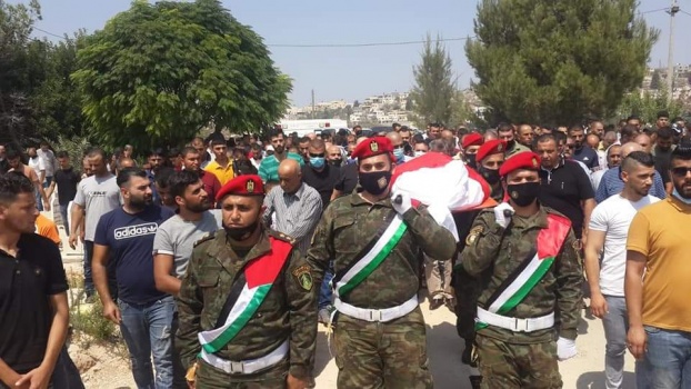 بمراسم عسكرية&hellip;جماهير غفيرة تشيع جثمان النقيب الشمالي في بلدة كفرراعي جنوب جنين