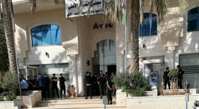 نقابة المحامين تقرر تعليق العمل غدا أمام المحاكم احتجاجا على أحداث أمس أمام مجمع محاكم رام الله ﻿