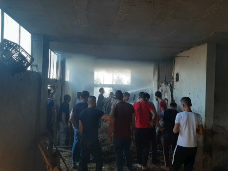 حريق يأتي على 600 بالة قش و4 طن أعلاف في قرية دير ابو ضعيف شرق جنين