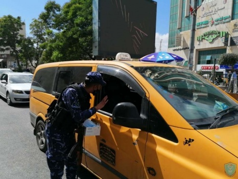 الشرطة تتوقف عن اصدار المخالفات لهذا اليوم وتخصصه للتوعية والارشاد وتوزع الكمامات على المواطنين