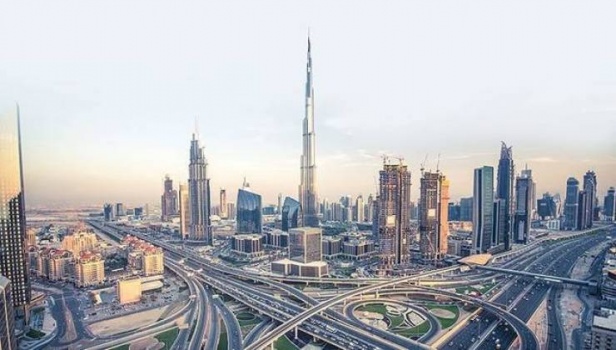 حاكم دبي: 46% من الشباب العربي يرغبون بالعيش بالامارات