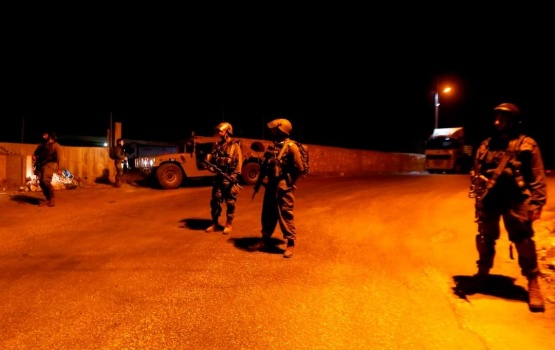 قوات الاحتلال تعتقل عددا من الشبان خلال مواجهات في سلواد