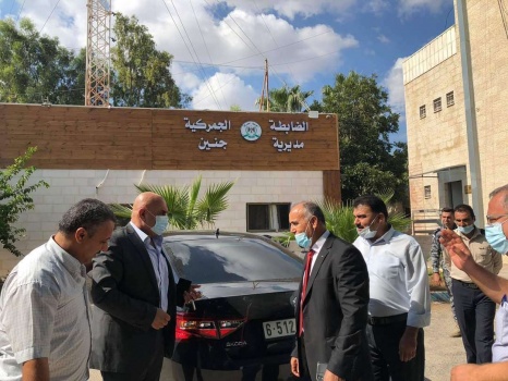 محافظ جنين يتوعد بإعتقال منفذي إطلاق النار على مركبة مدير الضابطة الجمركية ومركبات مواطنين