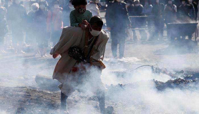 بالصور.. يابانيون يسيرون حفاة على جمر لـ"تطهير الروح"