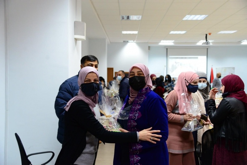 بمناسبة اذار المراة وعيد الام ... غنام تكرم موظفات وزارة الاقتصاد الوطني 