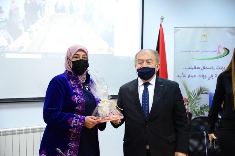 بمناسبة اذار المراة وعيد الام ... غنام تكرم موظفات وزارة الاقتصاد الوطني 