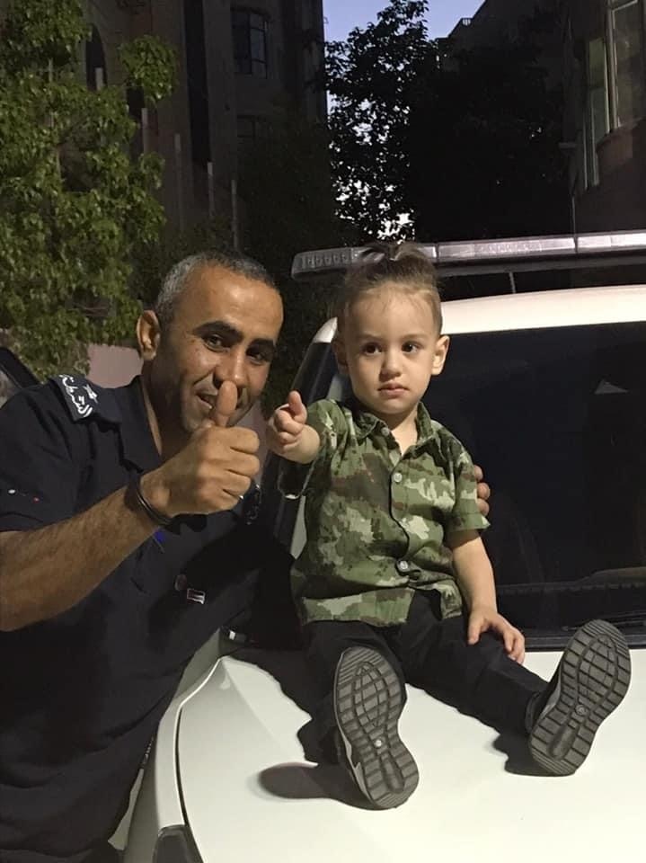 الشرطة الفلسطينية تحقق حلم طفل بزيارة مقر الشرطة 