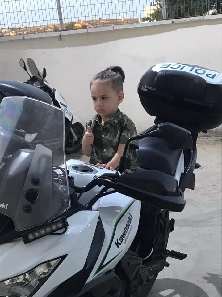 الشرطة الفلسطينية تحقق حلم طفل بزيارة مقر الشرطة 