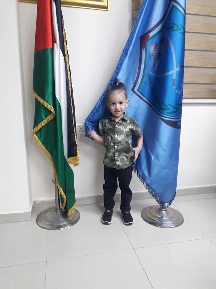 الشرطة الفلسطينية تحقق حلم طفل بزيارة مقر الشرطة 