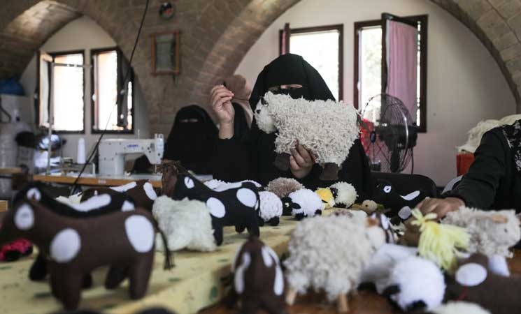 غزة.. دُمى العيد صناعة نسائية فلسطينية- (صور)
