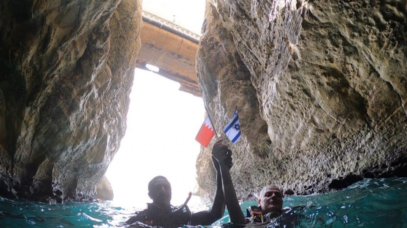 “تطبيع تحت الماء”.. مسؤولان بحريني وإسرائيلي في رحلة غطس- (صور وفيديو)