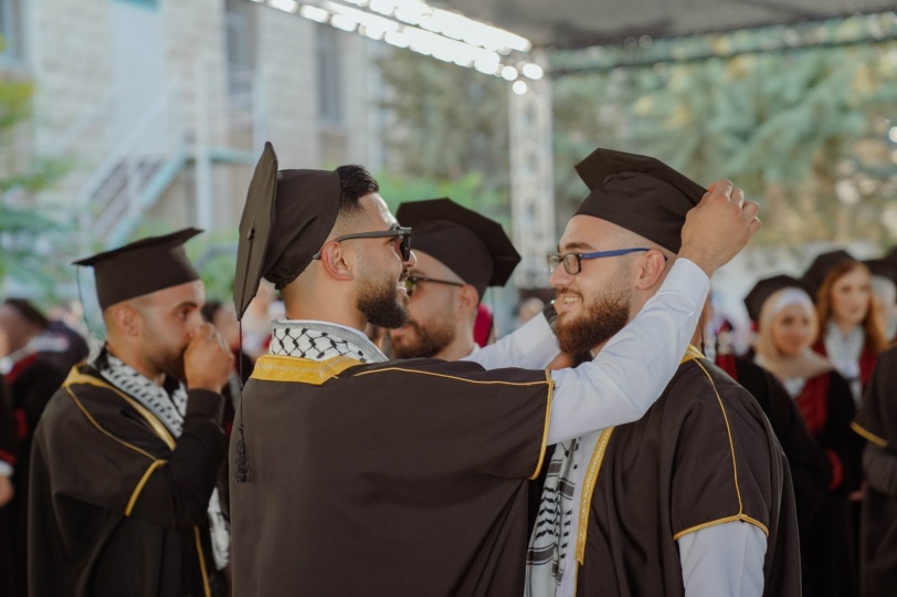 جامعة القدس تختتم مراسم حفل تخريج الفوج (41) بكلية الدعوة وأصول الدين والقرآن والآداب والحقوق والأعمال والاقتصاد والعلوم التربوية