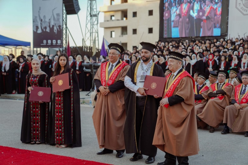 جامعة القدس تختتم مراسم حفل تخريج الفوج (41) بكلية الدعوة وأصول الدين والقرآن والآداب والحقوق والأعمال والاقتصاد والعلوم التربوية