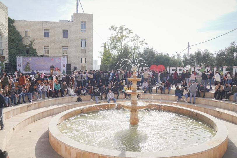 جامعة القدس تحتفل بإضاءة شجرة الميلاد تحت اسم "حفل الشهيدة الإعلامية شيرين أبو عاقلة