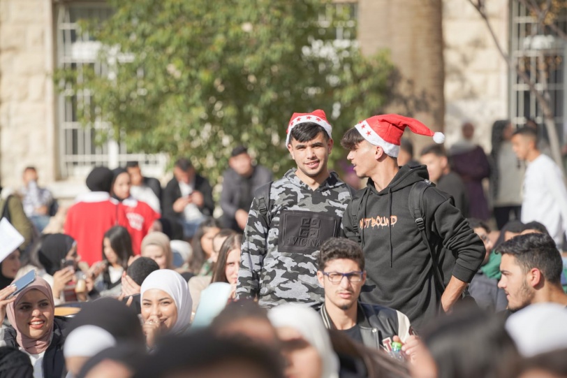 جامعة القدس تحتفل بإضاءة شجرة الميلاد تحت اسم "حفل الشهيدة الإعلامية شيرين أبو عاقلة