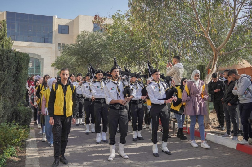 جامعة القدس تحتفل بإضاءة شجرة الميلاد تحت اسم "حفل الشهيدة الإعلامية شيرين أبو عاقلة