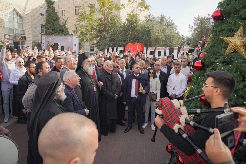 جامعة القدس تحتفل بإضاءة شجرة الميلاد تحت اسم "حفل الشهيدة الإعلامية شيرين أبو عاقلة