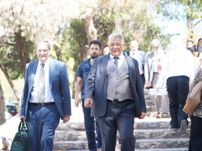 محاضرة علمية في جامعة القدس للبروفيسور جيفري أوكسيونحول أمراض المفصل الفكي الصدغي والآلام الوجهية