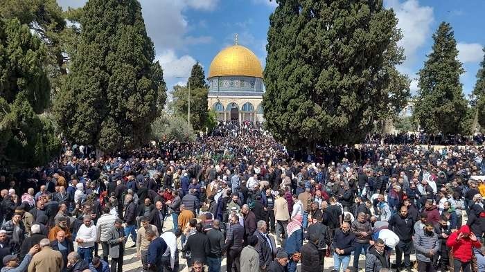 120 ألفا يؤدون صلاة الجمعة الثانية من رمضان في "الأقصى" رغم إجراءات الاحتلال