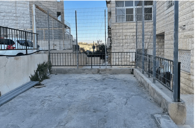 مدخل منزل عائلة فتيحة حيث دفن يوسف لنحو 6 أشهر قبل نقل جثمانه