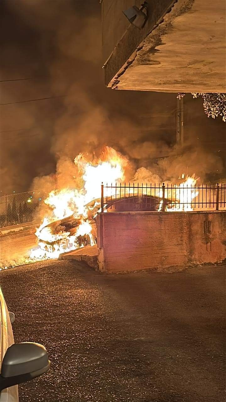 صور..مستوطنون يهاجمون البيرة ويحرقون عمارة و17 مركبة