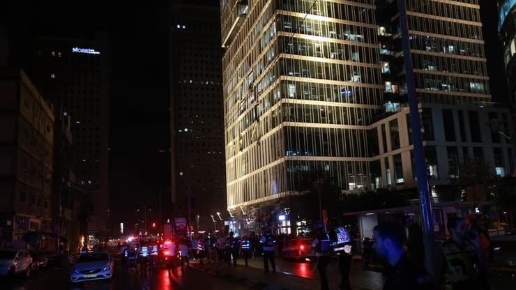 صور.. اصابة 5 إسرائيليين أحدهم بجروح خطرة بتل أبيب بصواريخ حزب الله