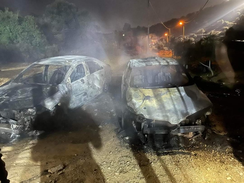 صور...مستوطنون يحرقون مركبات في المزرعة الغربية شمال رام الله
