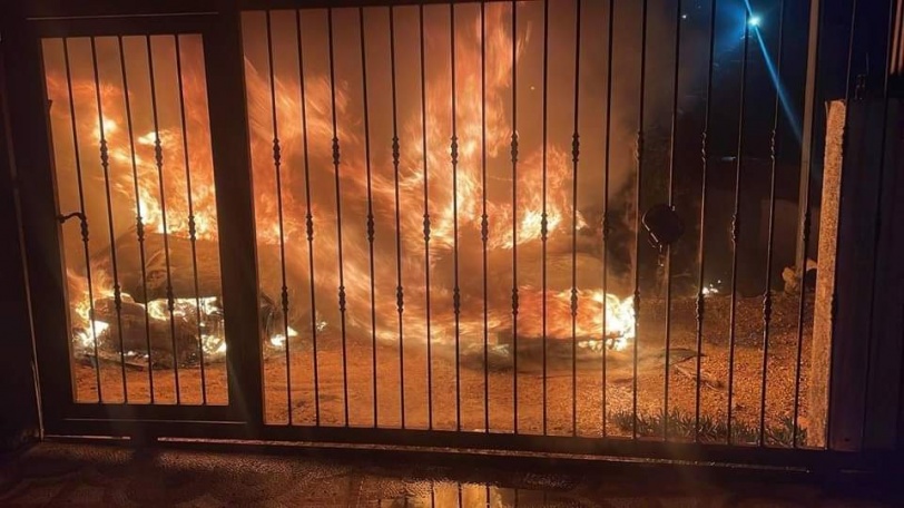 صور...مستوطنون يحرقون مركبات في المزرعة الغربية شمال رام الله