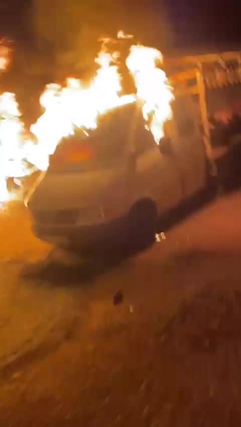 صور...مستعمرون يحرقون ويحطمون عددا من مركبات المواطنين ويغلقون طرقا في الضفة